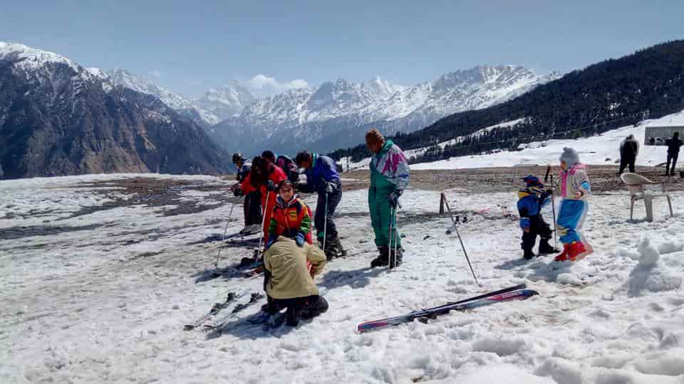 skiing auli